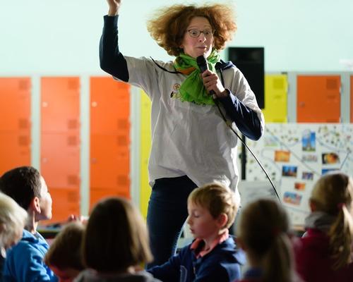 les animateurs aident leurs équipes à retracer la vie de François-Xavier (1)
