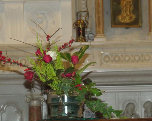 Fleurs coupées sur l'autel pour nous rappeler le sacrifice que Jésus fit de sa vie sur la croix 