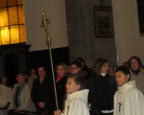 Derrière la croix de Jésus...