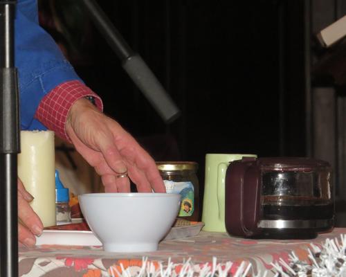 Le Pére Martin décide de de lui offrir le bol de café qu'il s'était préparé...