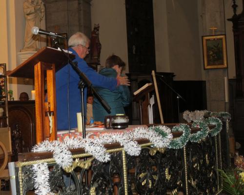 "Tenez un manteau" dit le Père Martin. Le balayeur repart tout content. Martin se désespère: "Toujous pas de Jésus"