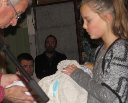 Comme Jésus ne vient pas et que le bébé est pieds nus..."Tenez..."

