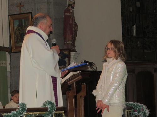 Devant l'Abbé Marc, Rachelle nous dit pourquoi elle veut être baptisée. 