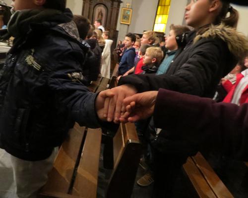 Main dans la main pour prier Notre Père