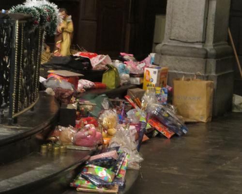...les cadeaux faits pour le Secours catholique par les enfants du caté à d'autres enfants