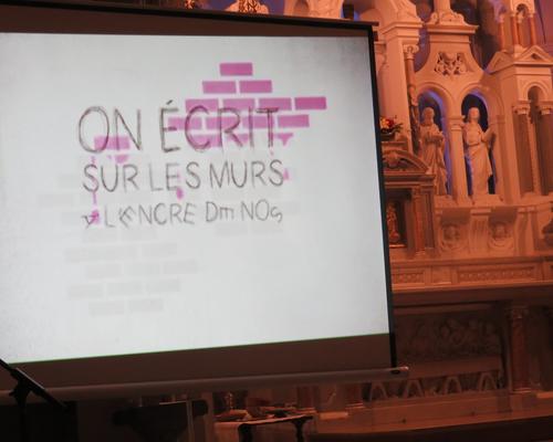 "On écrit sur les murs
A L'ENCRE DE NOS VEINES"