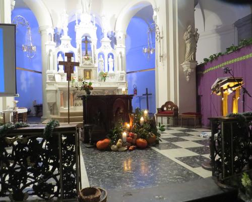 La décoration nous rappelle les quatre dimanches de l'Avent nous annonçant l'arrivée de Jésus.