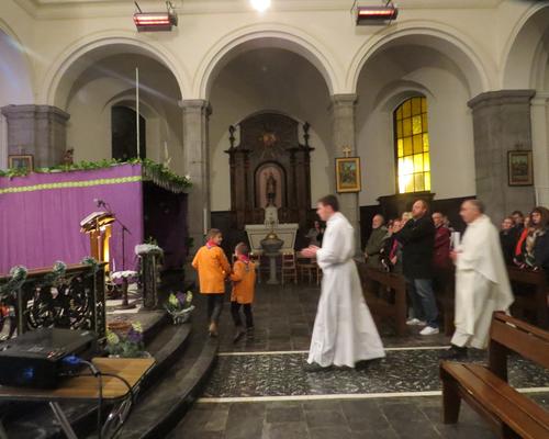Deux scouts déposent la lumière venue de Bethléem... 
