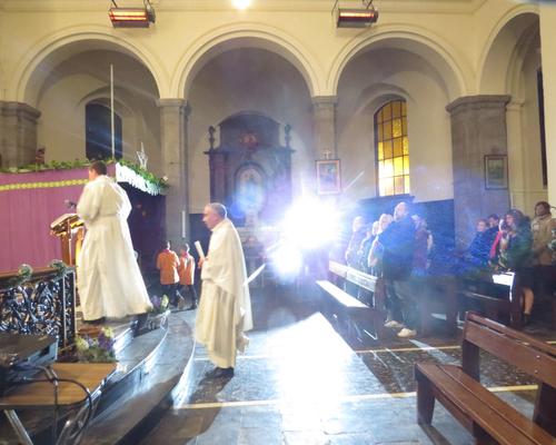 Arrivée dans le choeur de Robert, séminariste et de l'Abbé Marc Beaumont.