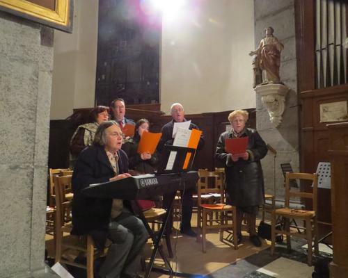 La chorale nous donne l'élan et nous soutient pour tous les chants.