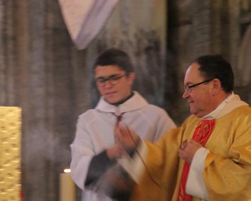 Encensement de l'autel.