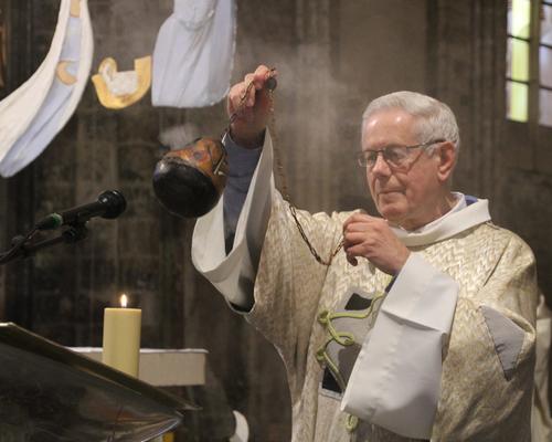Encensement du lectionnaire.