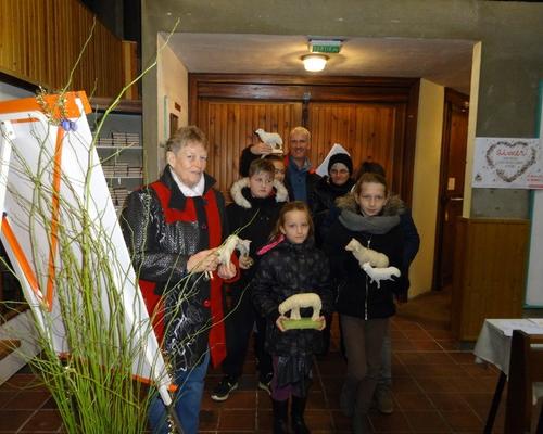 Les 6èmes de l'aumônerie ...   dans la
crèche, il y a aussi des moutons !