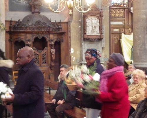 en dansant sur un chant traditionnel africain