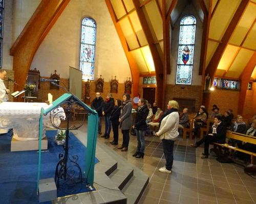 trois catéchumènes : Emilie, Valériane, Fabiano vont recevoir la prière du "Credo"