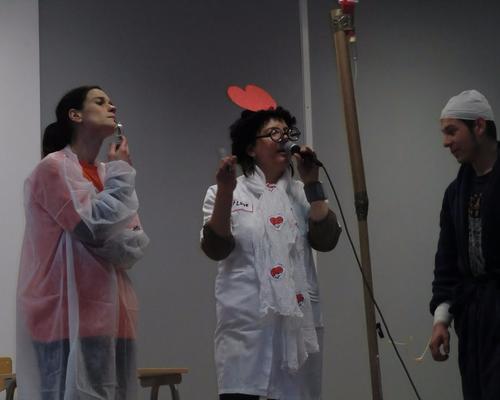 Love et tête épaule retrouvent leur patient , et l'invitent à prendre un temps de stop-carnet
