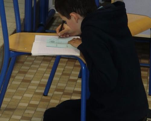 avec une chaise en guise de table, c'est pas mal non plus !