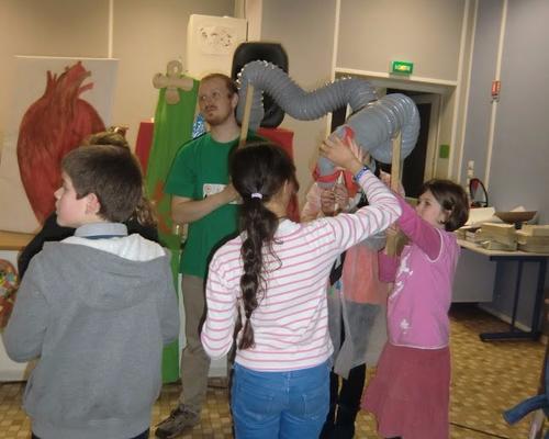 on s'exerce à faire bouger le serpent !