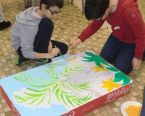 une partie de la grande équipe de décorateurs en plein travail


