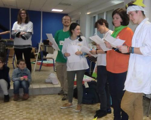 le grand jury  décerne divers prix  aux poèmes créés au cours de la soirée : le plus court, le plus méjique, le plus romantique  etc 