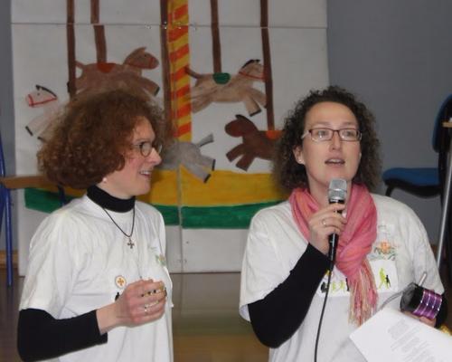 Amandine et Eglantine  présentent le projet  "surprise" : les 71 jeunes , répartis en 5 équipes, accompagnés de leurs responsables et JKs vont inventer la choré de la flashmob   de fin d'après-midi

