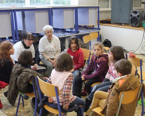 les FNOUs enjoués  en plein  échange