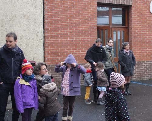 les petits frères et petites soeurs  ont hâte d'être assez grands  pour devenir mejistes à leur tour 