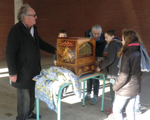 les FNOUS sont accueillis au son de l'orgue de barbarie


