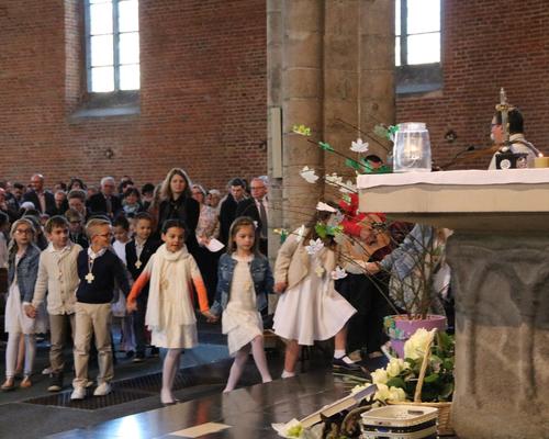 1704_1ères communions (Ecole St-Jean) 77