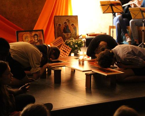Vénération de la croix Taizé