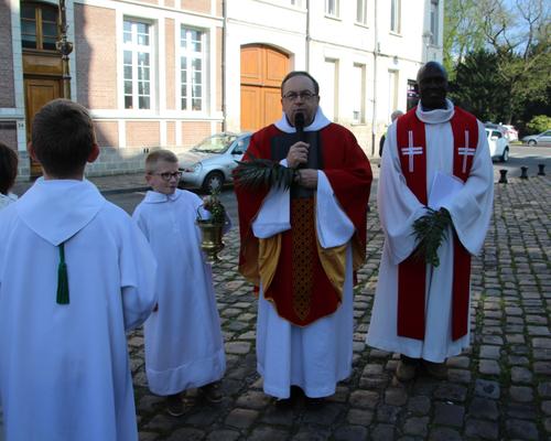 Devant l'église Notre-Dame avant la procession...
