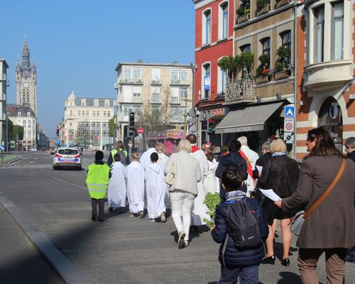 La procession démarre...