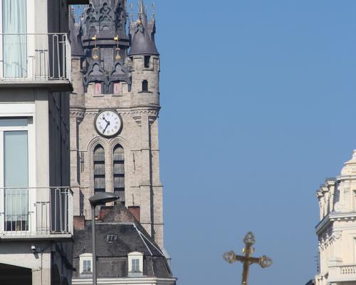 Beffroi et croix de procession...