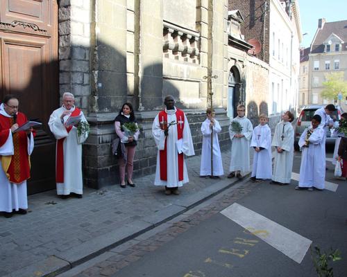 Devant l'église St-Jacques...