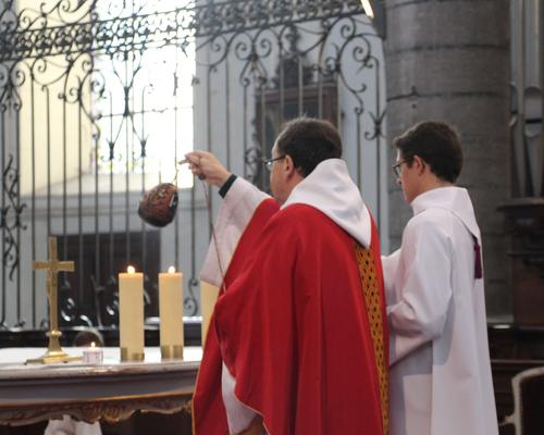 Encensement de l'autel.