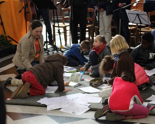 Les jeunes enfants sur le tapis...