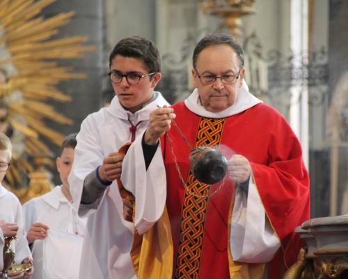 Encensement de l'autel.