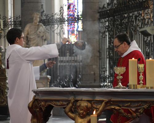Encensement du prêtre.