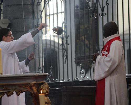 Encensement du concélébrant.