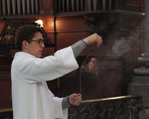 Encensement de la foule.