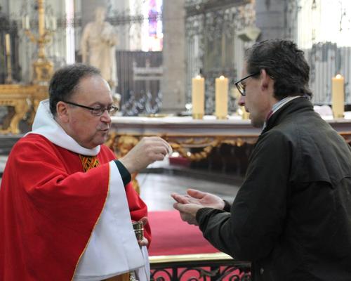"Le corps du Christ" "Amen".