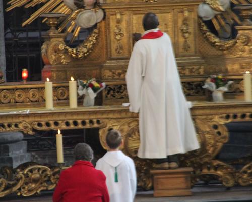 Remise du ciboire au tabernacle.