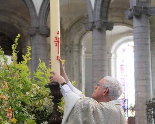 Installation du cierge pascal.