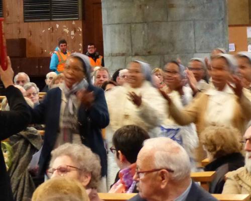 PROCESSION AVEC LA PAROLE DE DIEU PAR LES SOEURS MALGACHES