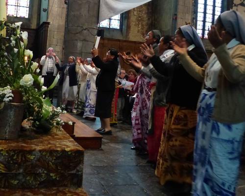 PROCESSION AVEC LA PAROLE DE DIEU PAR LES SOEURS MALGACHES