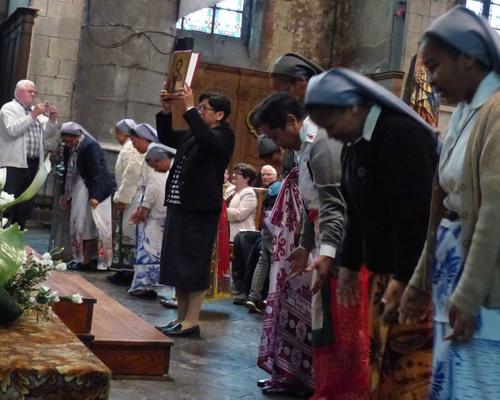 PROCESSION AVEC LA PAROLE DE DIEU PAR LES SOEURS MALGACHES