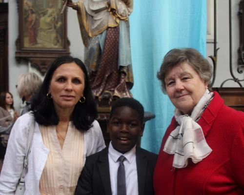 Devant Notre-Dame des Miracles.