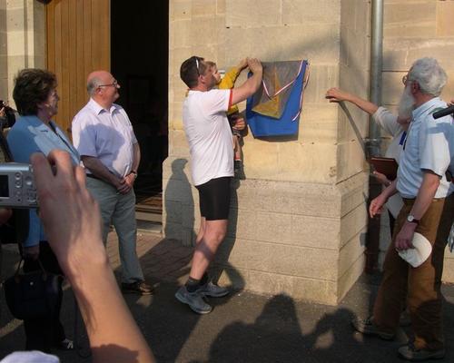 Régis dévoile la plaque de St Jacques
