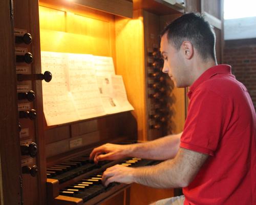 Rémi à l'orgue!