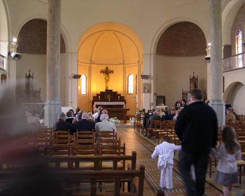 tous réunis à l'église